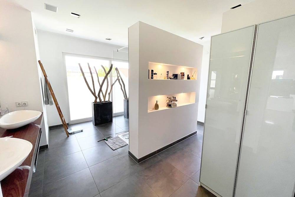 Luxus Villa nähe Heidelberg mit Pool, Kino und 1300 qm großem Grundstück in Hockenheimring, Walldorf