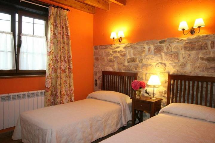 Casa rural para 2 personas, con vistas además de jardín y balcón en Valle de Cabuérniga - 2