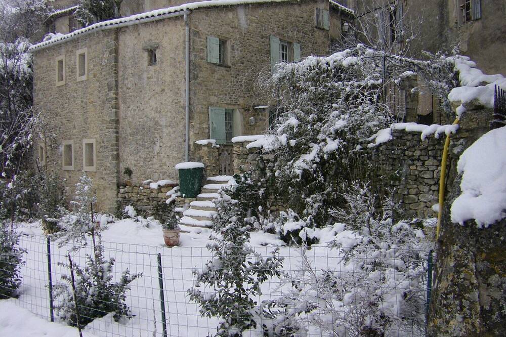 Drie niveaus -2 slaapkamer-2 badkamer-terras in de buitenlucht-volledig gerenoveerd in Saignon, Parc naturel régional du Luberon