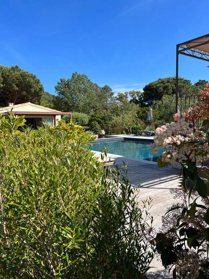 Hôtel pour 2 personnes, avec Terrasse ainsi que Jardin et Piscine
