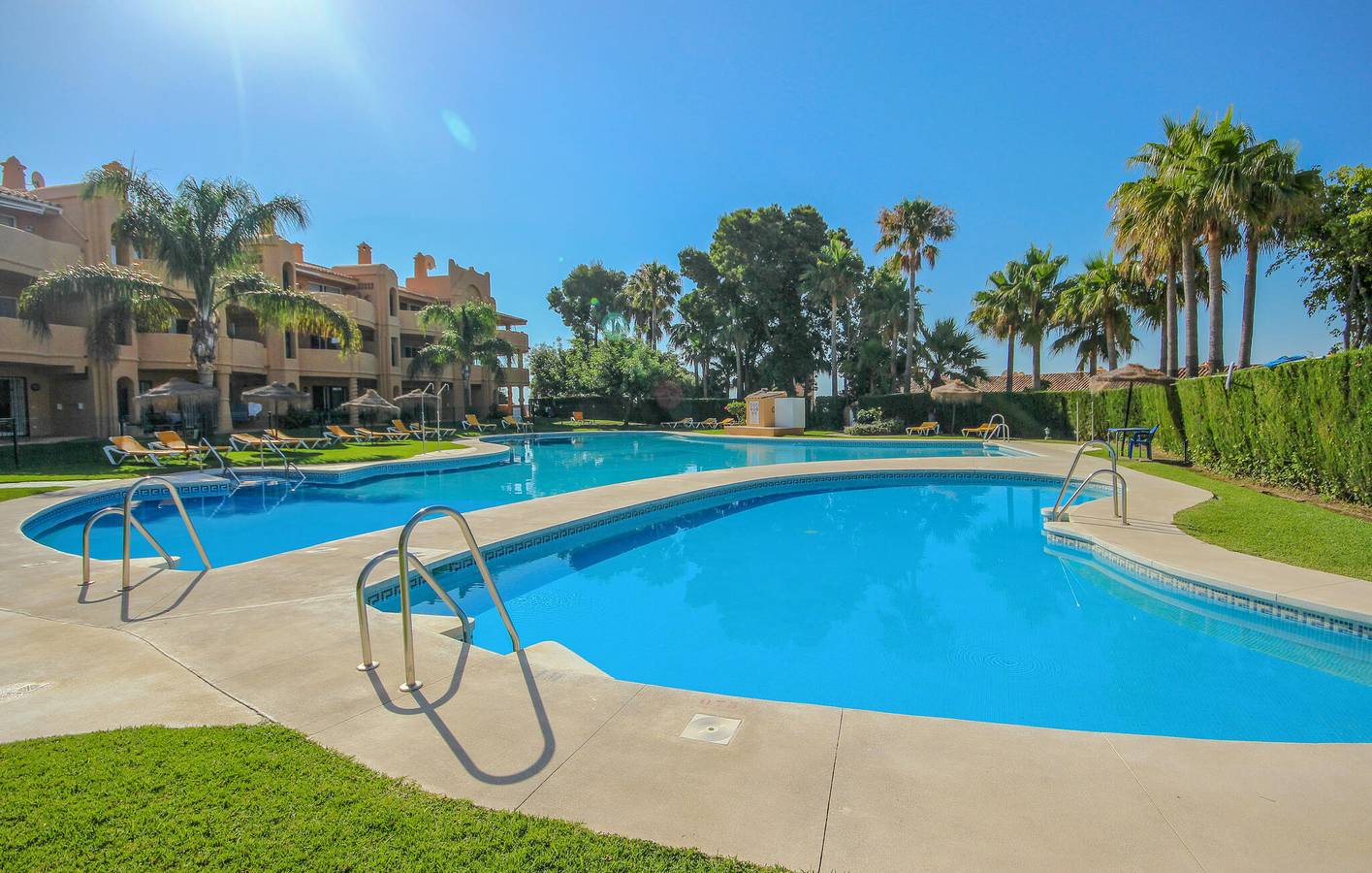 Apartamento vacacional entero, Apto 132m2 c/ Parking, Piscina y Playa 2km in Urbanizacion Calahonda, Mijas