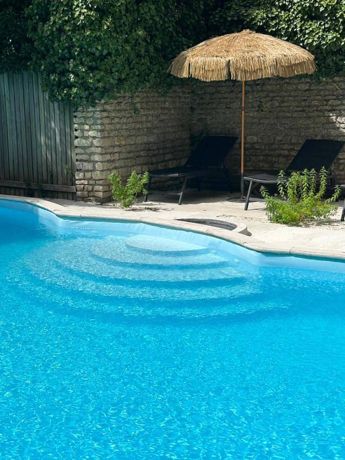 Gîte pour 2 personnes, avec sauna et piscine ainsi que jardin et vue à Moreilles