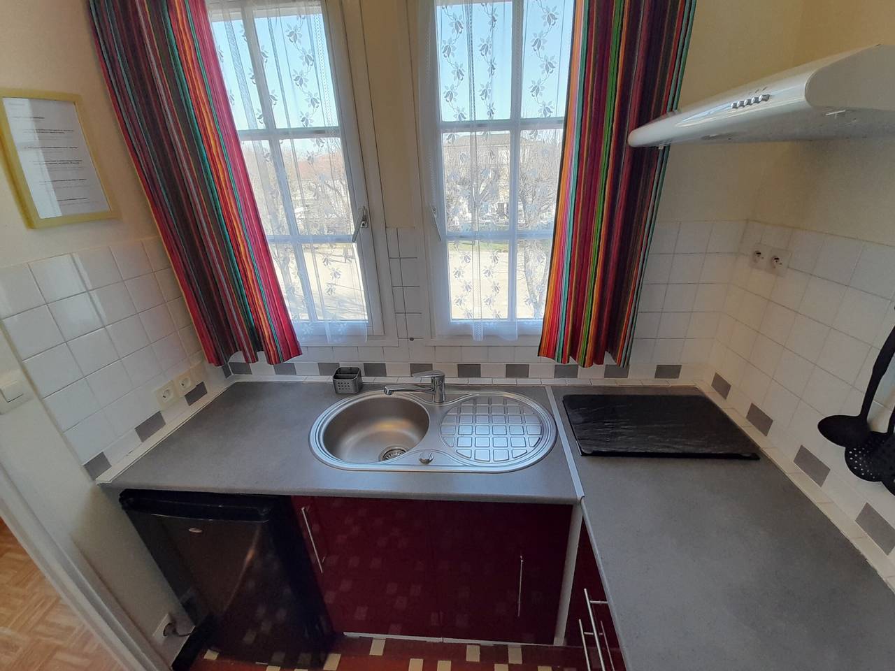 Apartamento entero, Luminoso T2 con Wi-Fi y lavadora, centro de La Roche-Posay in La Roche-Posay, Vienne