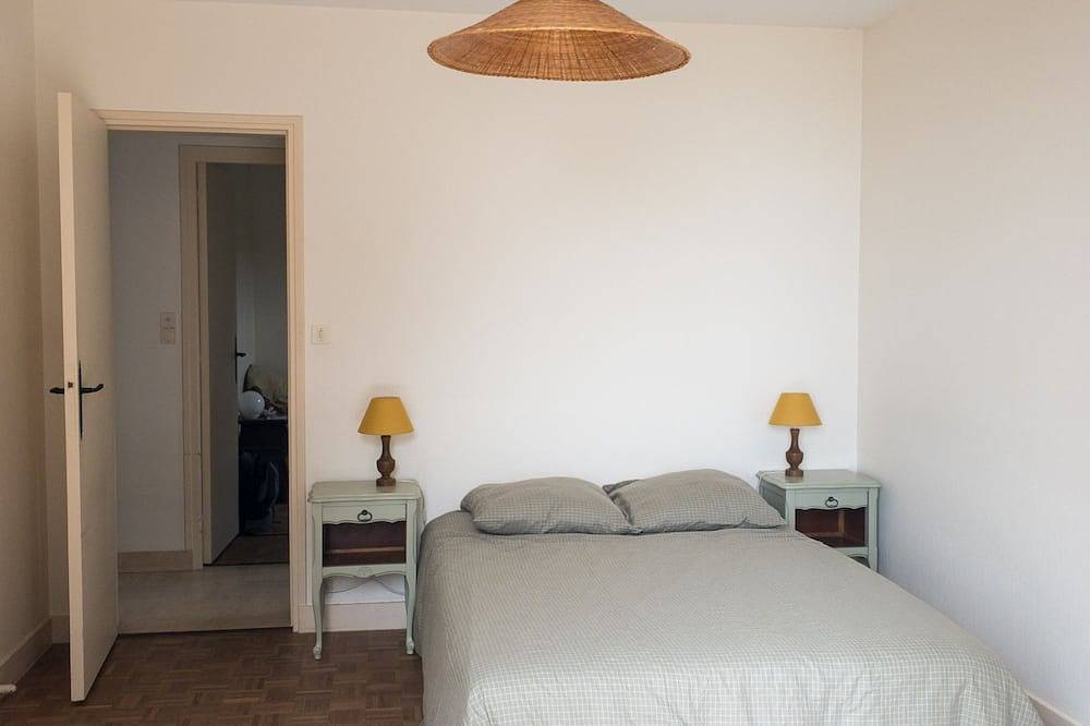 Family home with the ocean at the end of the garden. in Betahon, Ambon