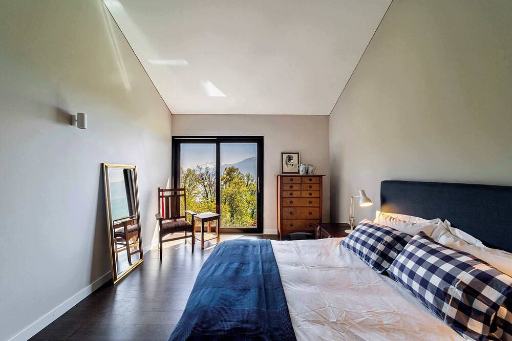 Luxury Villa Retreat with Garden & Lake Views in Le Mont-Pèlerin, Chardonne