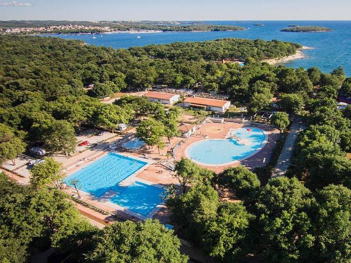 Camping für 5 Personen, mit Terrasse und Kinderpool in Funtana