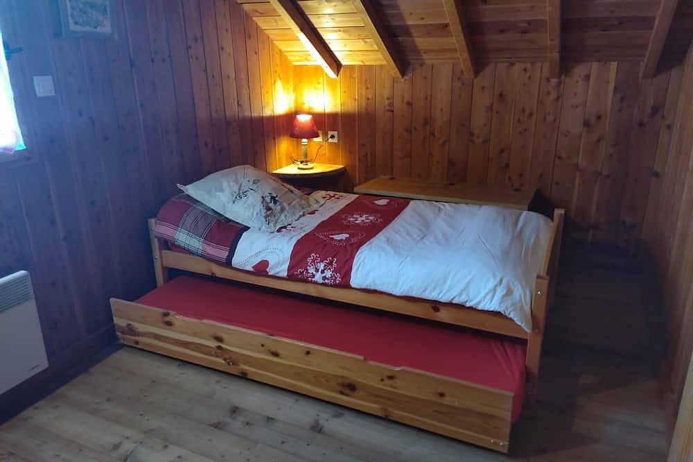 Mountain chalet with pool access, children's play area, restaurant and pizzeria. in Guillestre, Écrins National Park