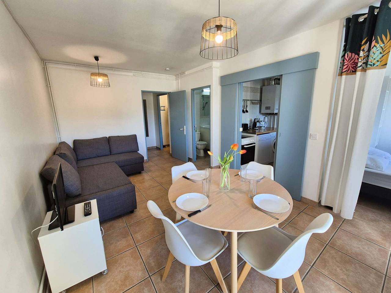 Apartamento vacacional entero, Apartamento climatizado con terraza, parking privado, residencia con piscina. in Saint-Mandrier-sur-Mer, Region de Toulon