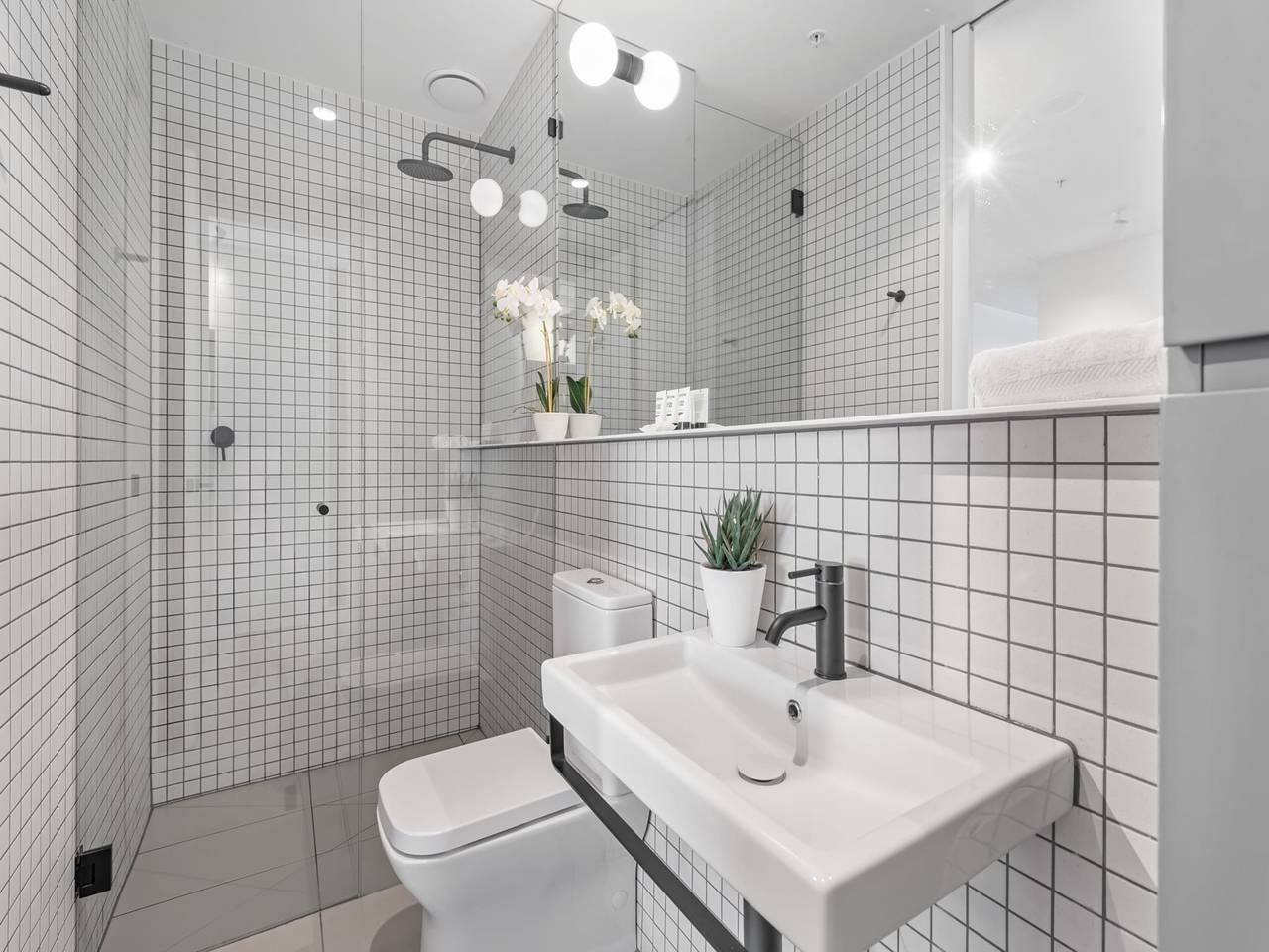 Entire apartment, Sleek South Melbourne Pad, 1-Bed by Albert Park in South Melbourne, Melbourne