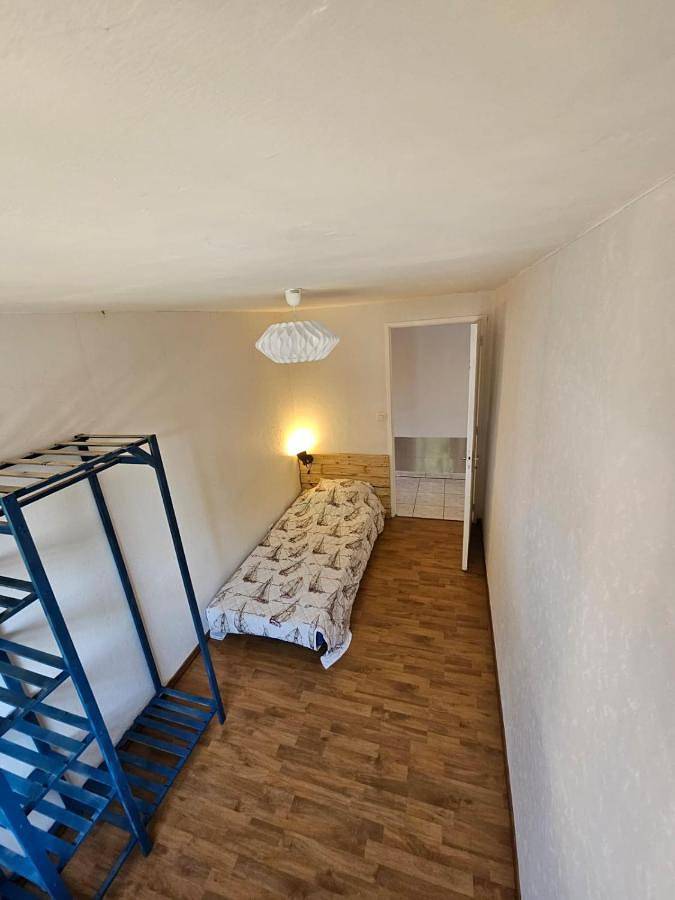 Appartement entier, One-Bedroom Apartment in Sauvian, Côte méditerranéenne (France)