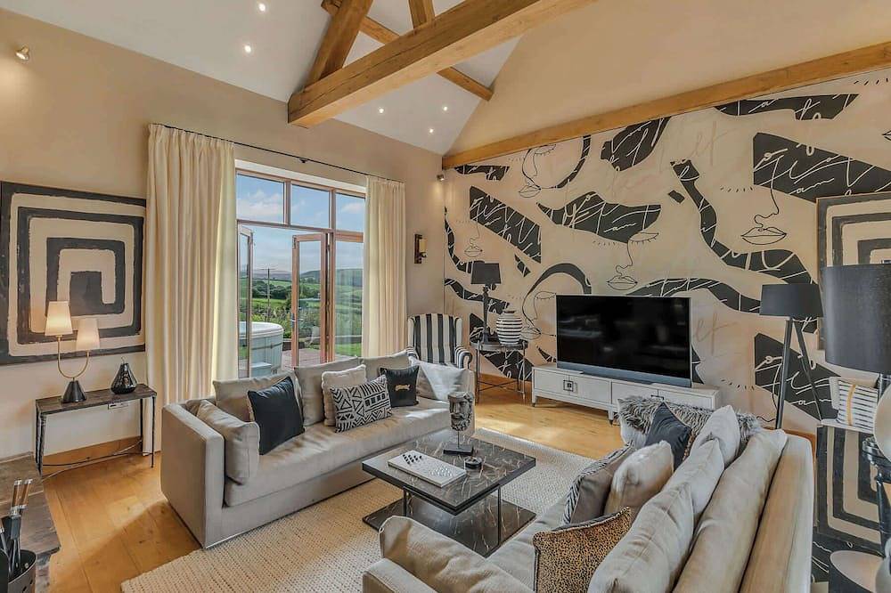 Hilltop View with Hot Tub in Brecon, Brecon Beacons