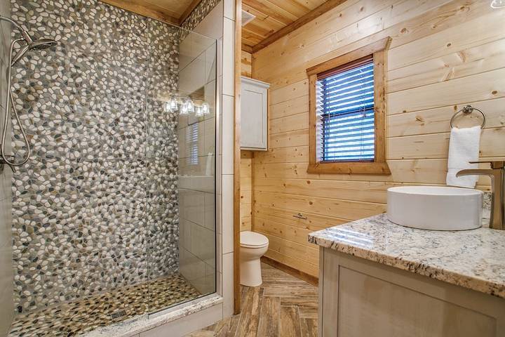 Log cabin for 10 people, with hot tub and terrace as well as yard in Hochatown