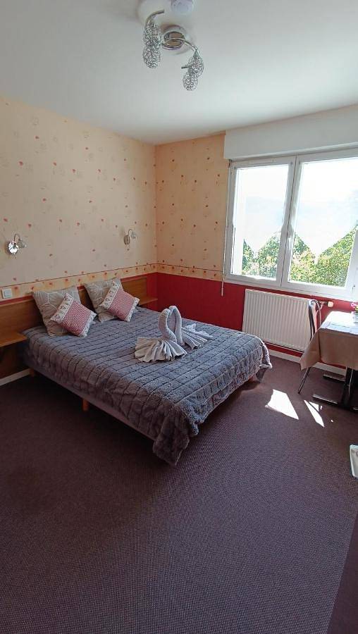 Hôtel pour 2 personnes, avec terrasse et vue, animaux acceptés à Guéret - 3