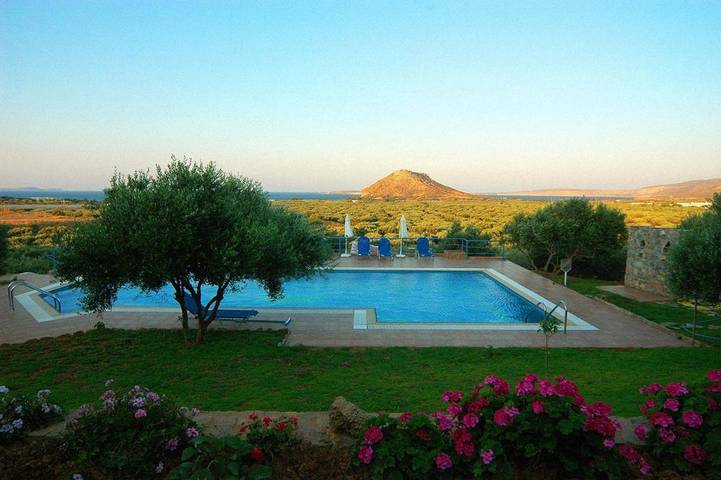 Location de vacances pour 4 personnes, avec piscine ainsi que vue et jardin dans Palekastron