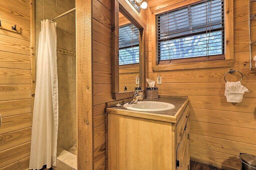 El Sol: Private Cabin with Hot Tub and Amazing Views, 3 mi to Wimberley Square! in Wimberley, Hays County