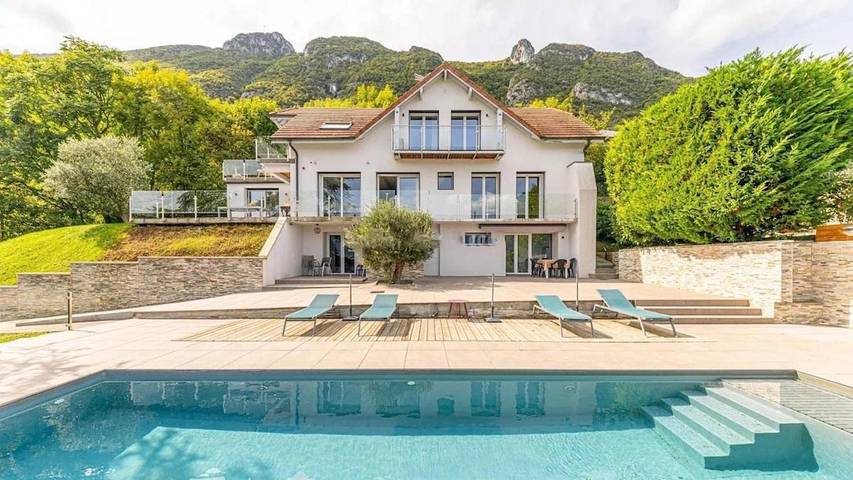 Villa pour 10 personnes, avec vue sur le lac et piscine ainsi que vue et jardin, animaux acceptés