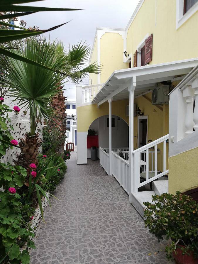 Gîte pour 2 personnes, avec terrasse ainsi que vue et jardin à Karterados