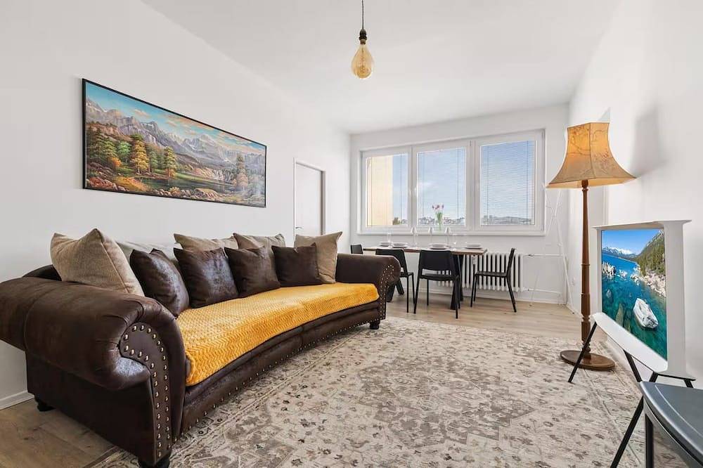 Ganze Wohnung, Spacious 4-Bed Apartment for 5 | 2 Balconies | Wi-Fi | 15 Min Centre in Bratislava, Bratislava und Umgebung