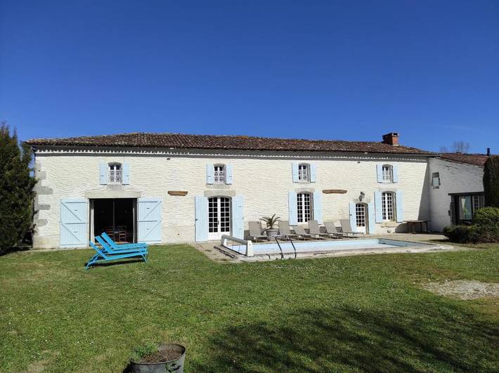 Location de vacances pour 18 personnes, avec piscine et jardin à Corme-Écluse