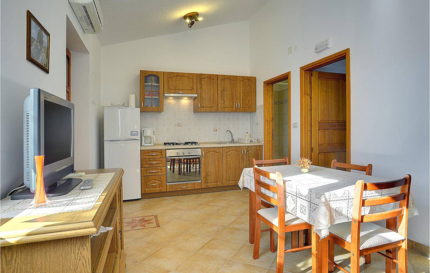 Ganze Ferienwohnung, Gemütliche Ferienwohnung mit Terrasse, WLAN und Zugang zum Strand – 1,5 km entfernt in Marčana, Südküste Istrien