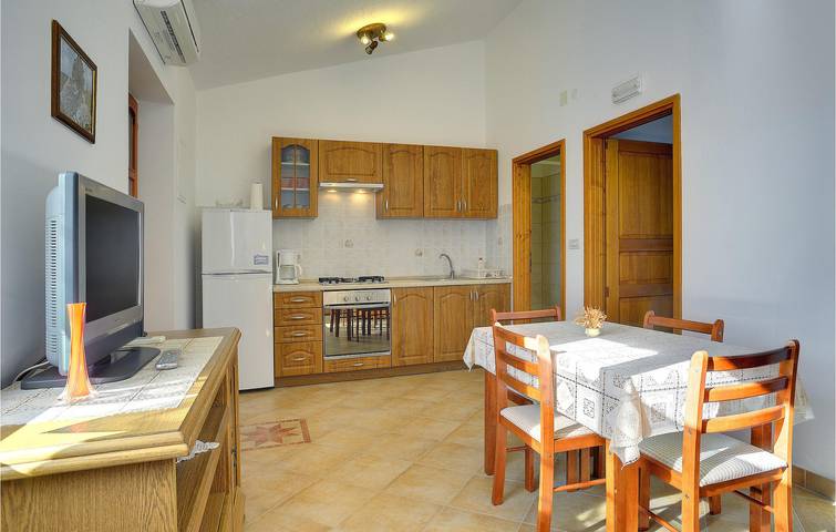 Ganze Ferienwohnung, Gemütliche Ferienwohnung mit Terrasse, WLAN und Zugang zum Strand – 1,5 km entfernt in Marčana, Südküste Istrien