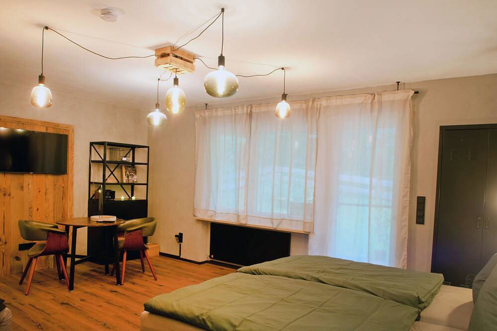 Ganze Wohnung, 1-Zimmer Appartement am Waldrand mit großer Terrasse in Staudach-Egerndach, Bayerische Alpen