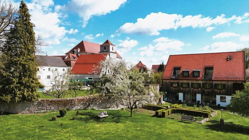 Hotel für 3 Personen, mit Balkon und Whirlpool sowie Terrasse und Garten in Neuburg an der Donau