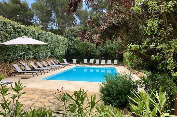 Appartement de vacances pour 4 personnes, avec terrasse ainsi que piscine et jardin