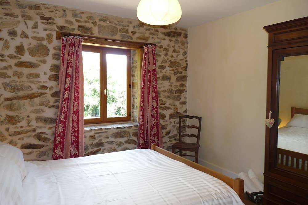 River View Cottage with private heated pool and garden, at Chez Bigot in Busserolles, Parc naturel régional Périgord-Limousin