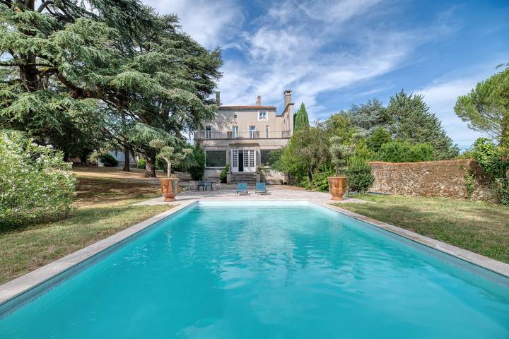 Location de vacances pour 12 personnes, avec Terrasse ainsi que Jardin et Piscine à Castres