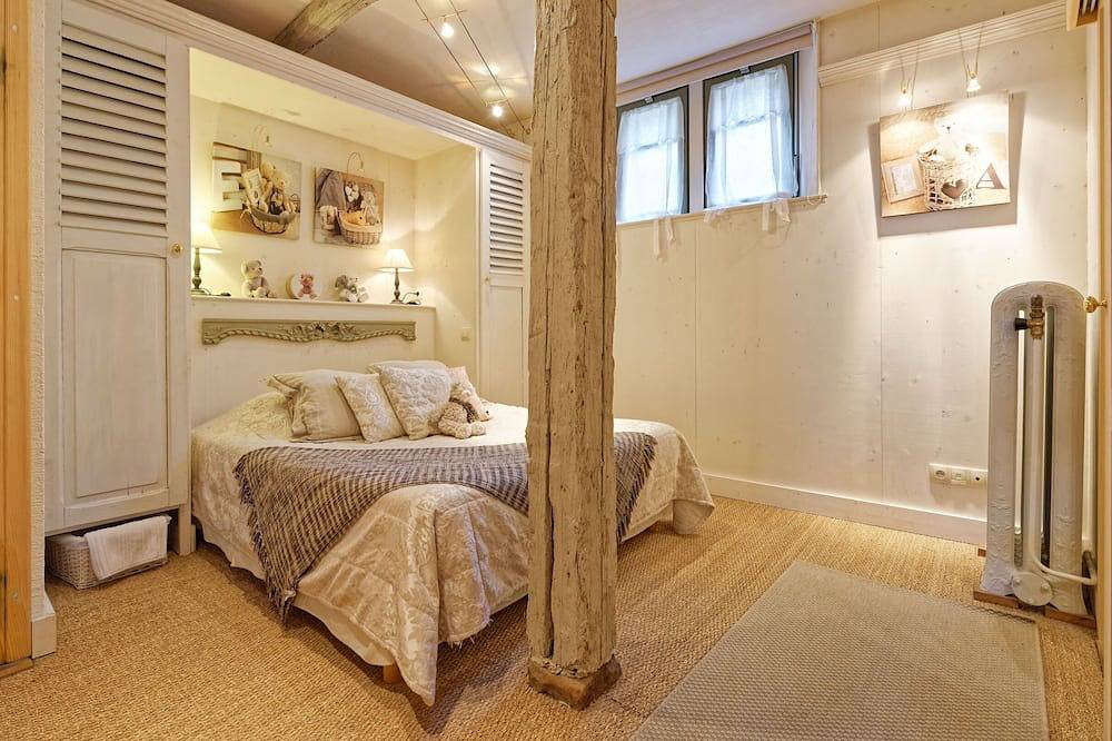 Entire apartment, Little Bear***** - On a little medieval square. Quiet location, direct access. in Riquewihr, Parc naturel régional des Ballons des Vosges
