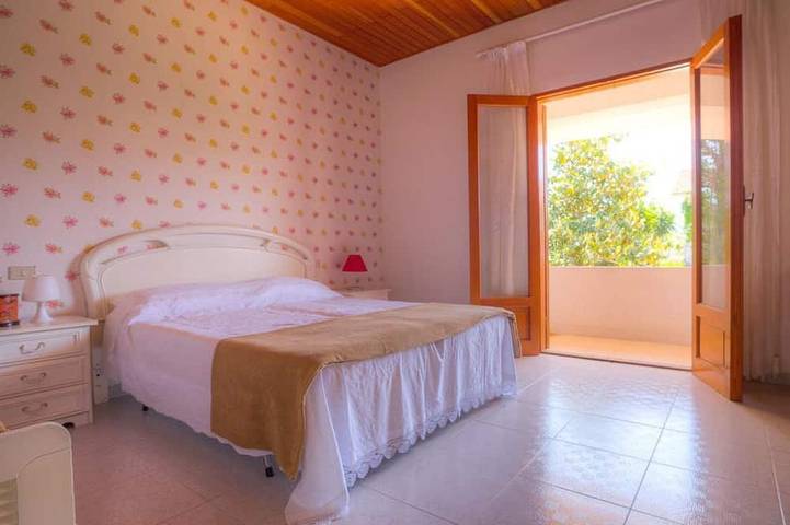 Beachvilla vor äolischen inseln in der nähe von milazzo in Furnari, Messina Provinz