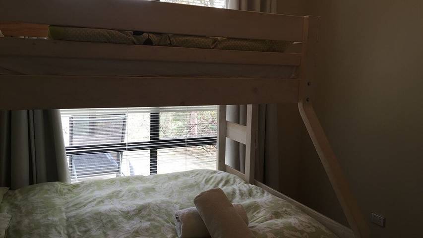 Holiday home for 9 people, with garden and balcony in Lake Eildon