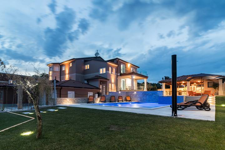 Villa für 18 Personen mit Pool in Valtura, Südküste Istrien