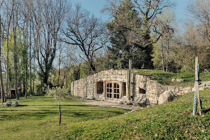 Cabane en bois pour 5 personnes, avec terrasse ainsi que sauna et jardin