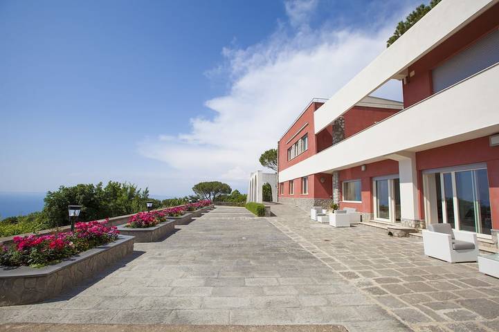 Ferienhaus für 12 Personen, mit Sauna und Balkon sowie Whirlpool und Garten, mit Haustier in Sorrent