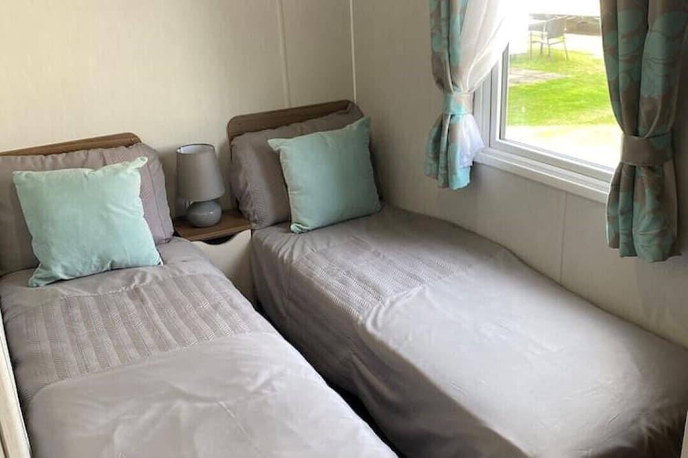 Deluxe, Spacious, Modern 3 Bedroom Holiday Home, Large Enclosed Decking Veranda in Edinburgh and Lothian