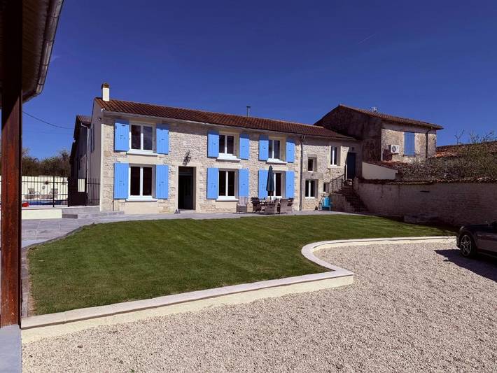 Location de vacances pour 8 personnes, avec Terrasse et Jardin ainsi que Piscine et Vue à Loiré-sur-Nie