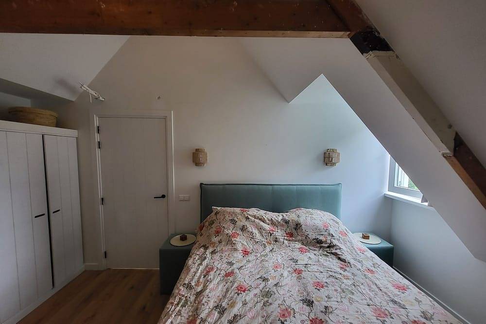 Spacious house with sunny garden, covered terrace and A'dam in 30 min in Heiloo, Alkmaar & Surroundings