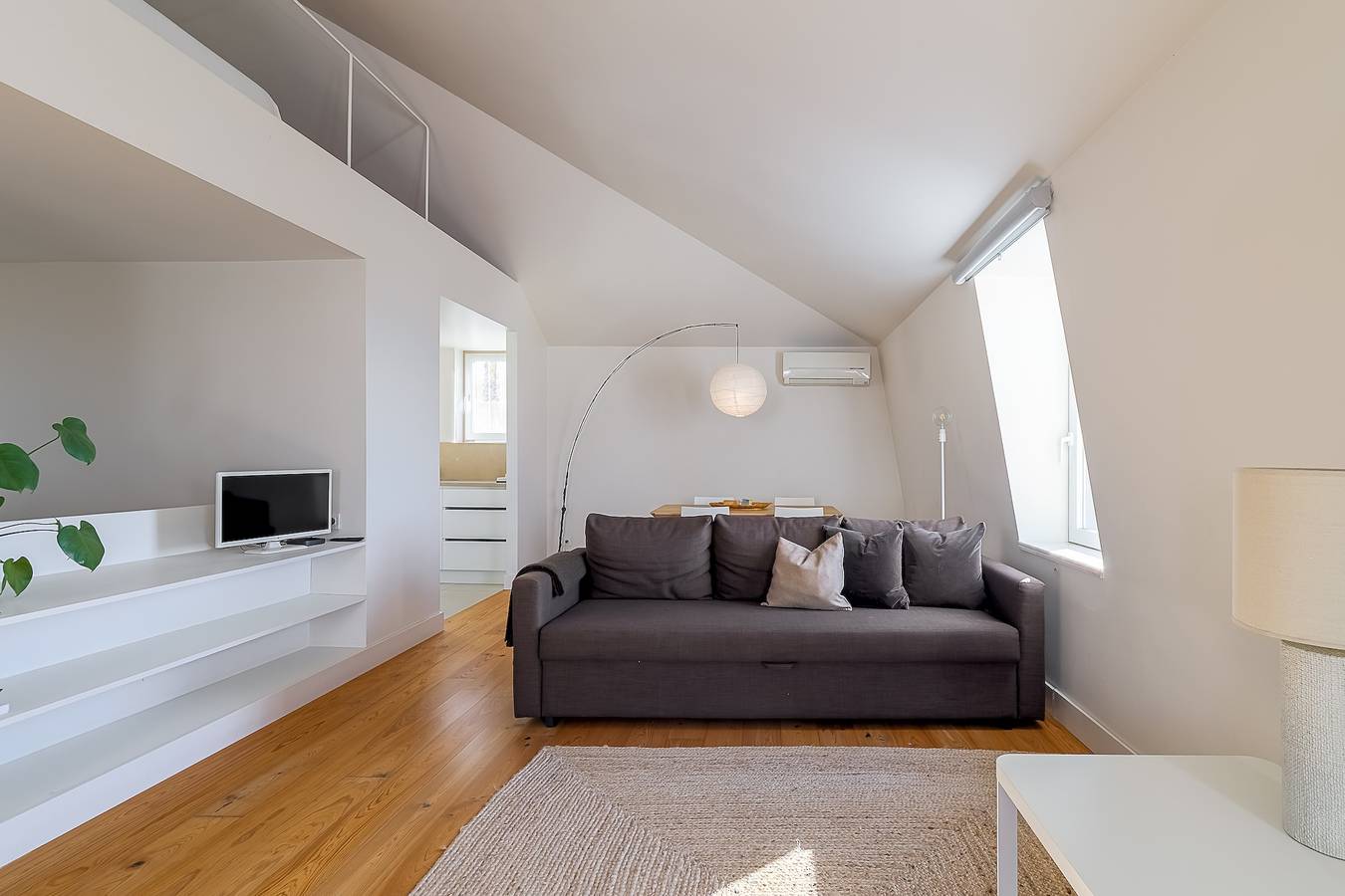 Geheel appartement, Appartement 'Loft Bica Com Vista Para O Rio' met Wi-Fi en Airconditioning in Misericórdia, Lissabon
