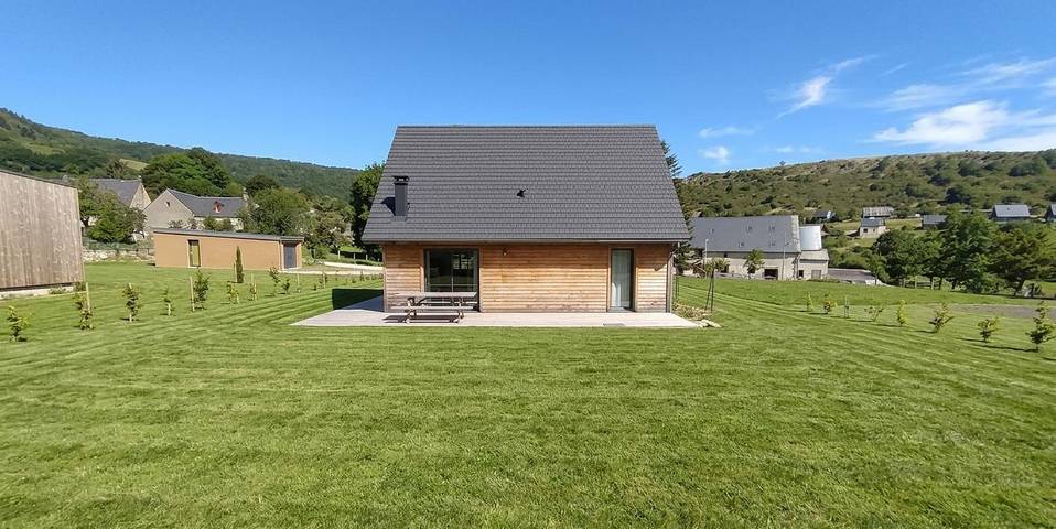 Gîte pour 6 personnes, avec jardin à Chambon-sur-Lac - 2