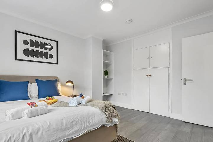 Maison de ville centrale 5 lits (9 couchages) avec parking in Leamington Spa, Warwickshire