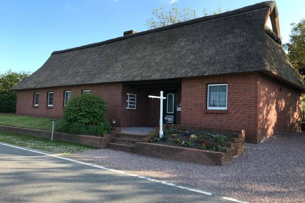 Gemütliches Reetdachhaus in Schleswig-Holstein in Neuendorf-Sachsenbande, Kreis Steinburg