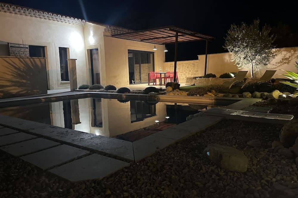 Small air-conditioned villa with heated swimming pool in Saint-Roman-de-Malegarde, Vaucluse