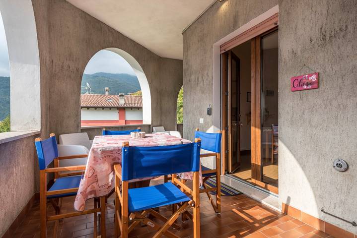 Ganze Wohnung, Appartamento Ciliegio Casa Demonti – Bergblick, Pool, Garten & WLAN in Tignale, Gardasee-Berge