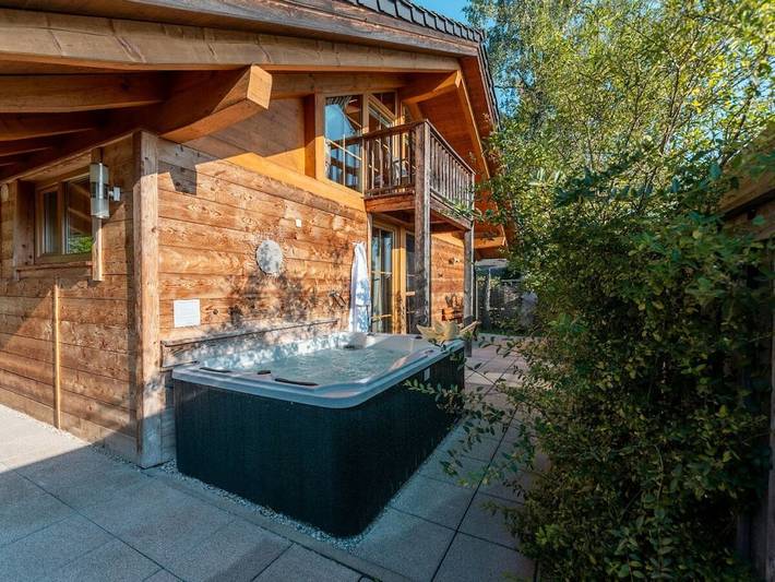Chalet für 4 Personen, mit Terrasse und Whirlpool sowie Garten und Sauna