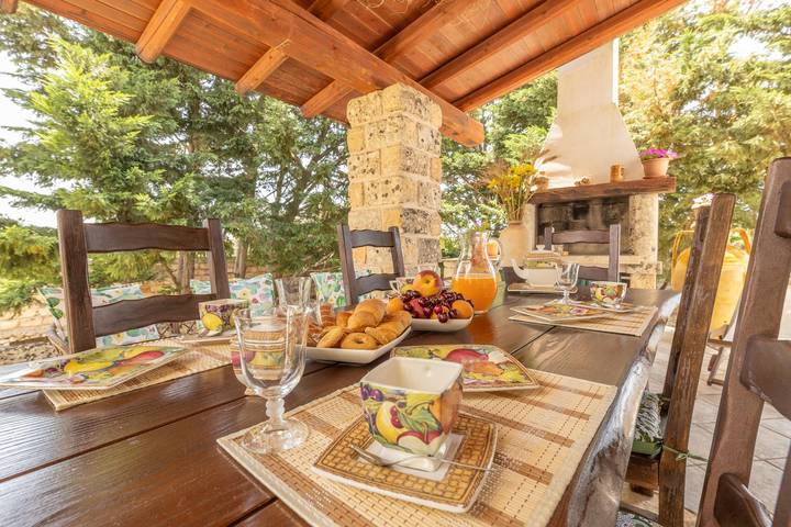 Location de vacances pour 7 personnes, avec jacuzzi et jardin ainsi que piscine et balcon à Alliste