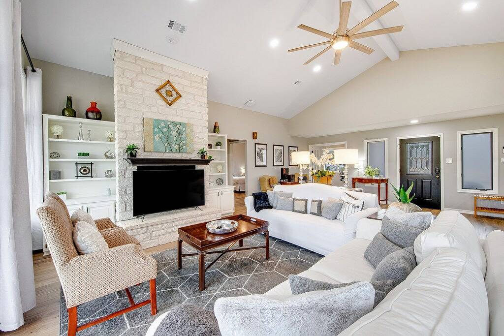 Lake home on golf course with sunset-view deck, tennis - deer sightings in Lago Vista, Lake Travis