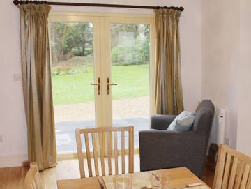 Log Cabin for 6 People in Wootton Bridge, Isle of Wight, Photo 4