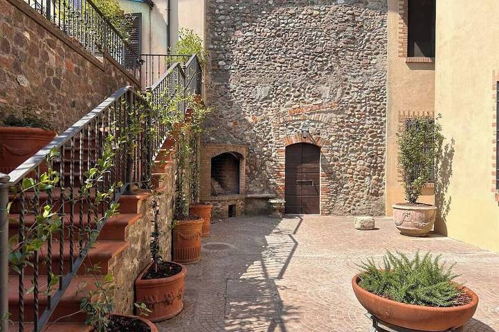 Casa vacanza per 14 persone, con balcone in Volta Mantovana